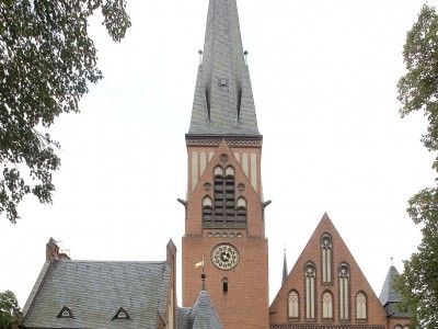 Auenkirche mit Pfarrhaus