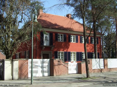 Landhaus, Garage, Einfriedung, Brunnen, Bassin  Rheinbabenallee 42