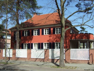 Landhaus, Garage, Einfriedung, Brunnen, Bassin  Rheinbabenallee 42