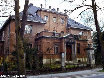 Villa Jandorf mit Garage und straßenseitiger Einfriedung