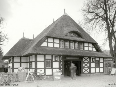 U-Bahnhof Dahlem Dorf mit Empfangsgebäude, Wartehäuschen