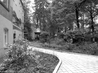 Vorgarteneinfriedung, Gartenweg und zwei Pavillons in der Matterhornstraße 63