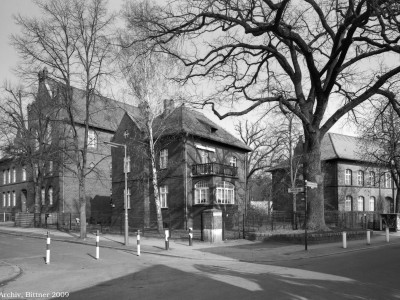 Conradschule (zwei Schulgebäude und Direktorenwohnhaus)