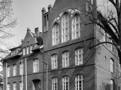 Conradschule (zwei Schulgebäude und Direktorenwohnhaus)