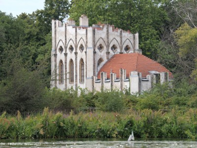 Meierei, künstliche neogotische Klosterruine