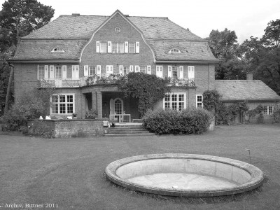Landhausgarten Haus Vowinckel mit Vorgarten, Obstwiese und Brunnenanlage