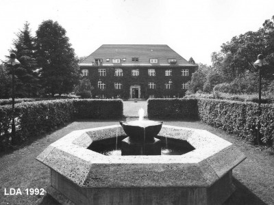 Vorgarten des ehemaligen Verwaltungsgebäudes der Heimat AG