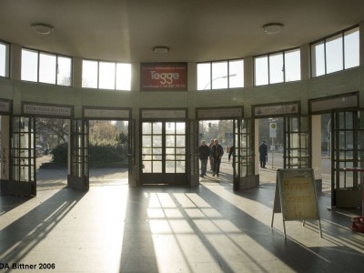 U-Bahnhof Krumme Lanke mit Gleichrichterwerk und Wagenhalle