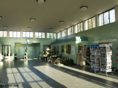 U-Bahnhof Krumme Lanke mit Gleichrichterwerk und Wagenhalle